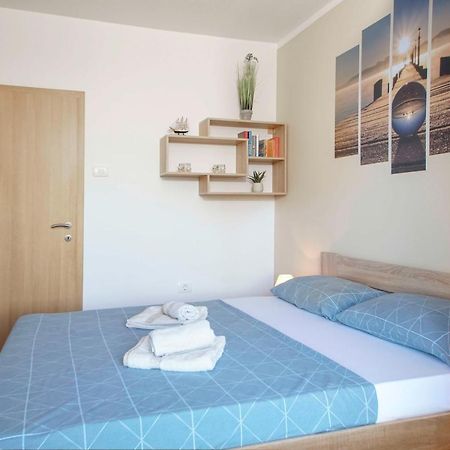Apartmaji Pri Bosi Nogi Izola Exterior photo