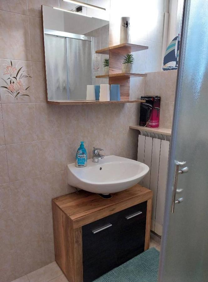 Apartmaji Pri Bosi Nogi Izola Exterior photo